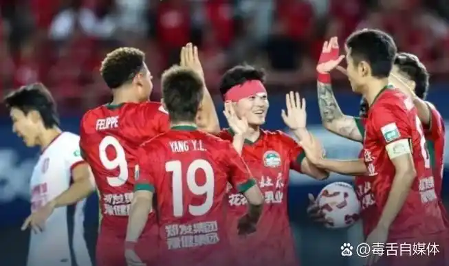 中超判罚尺度再引热议：马德兴点出致命伤，梅西动作若在中超恐遭禁赛