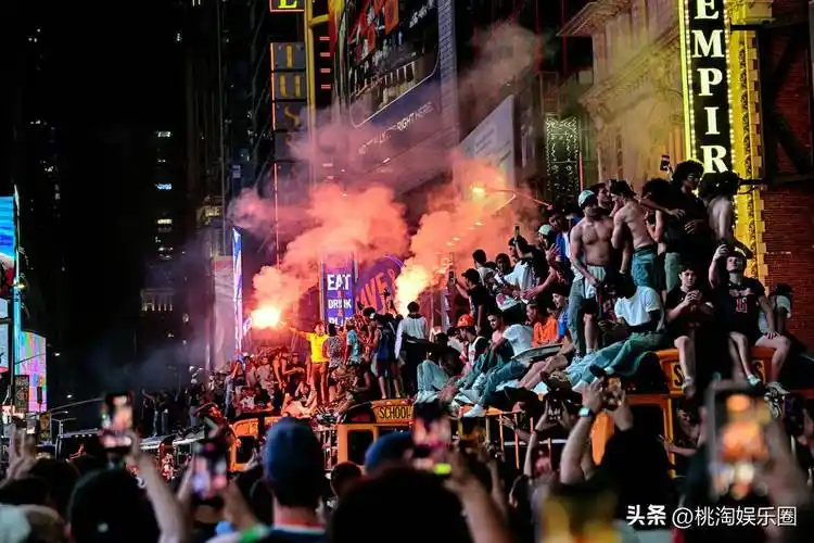 纽约双线齐飞：世界杯热浪未散 尼克斯夺冠游行引爆全城